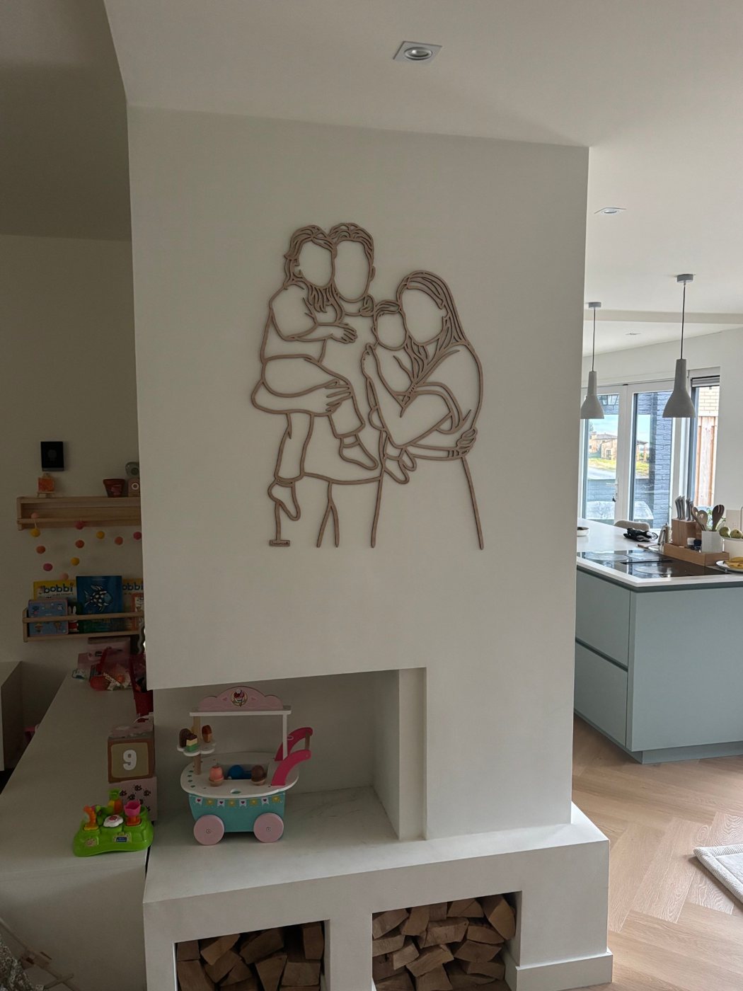 Houten lijnportret van een gezin boven de schouw