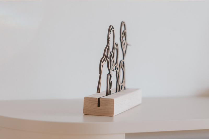 Op staander · Small — houten lijnportret, foto 3