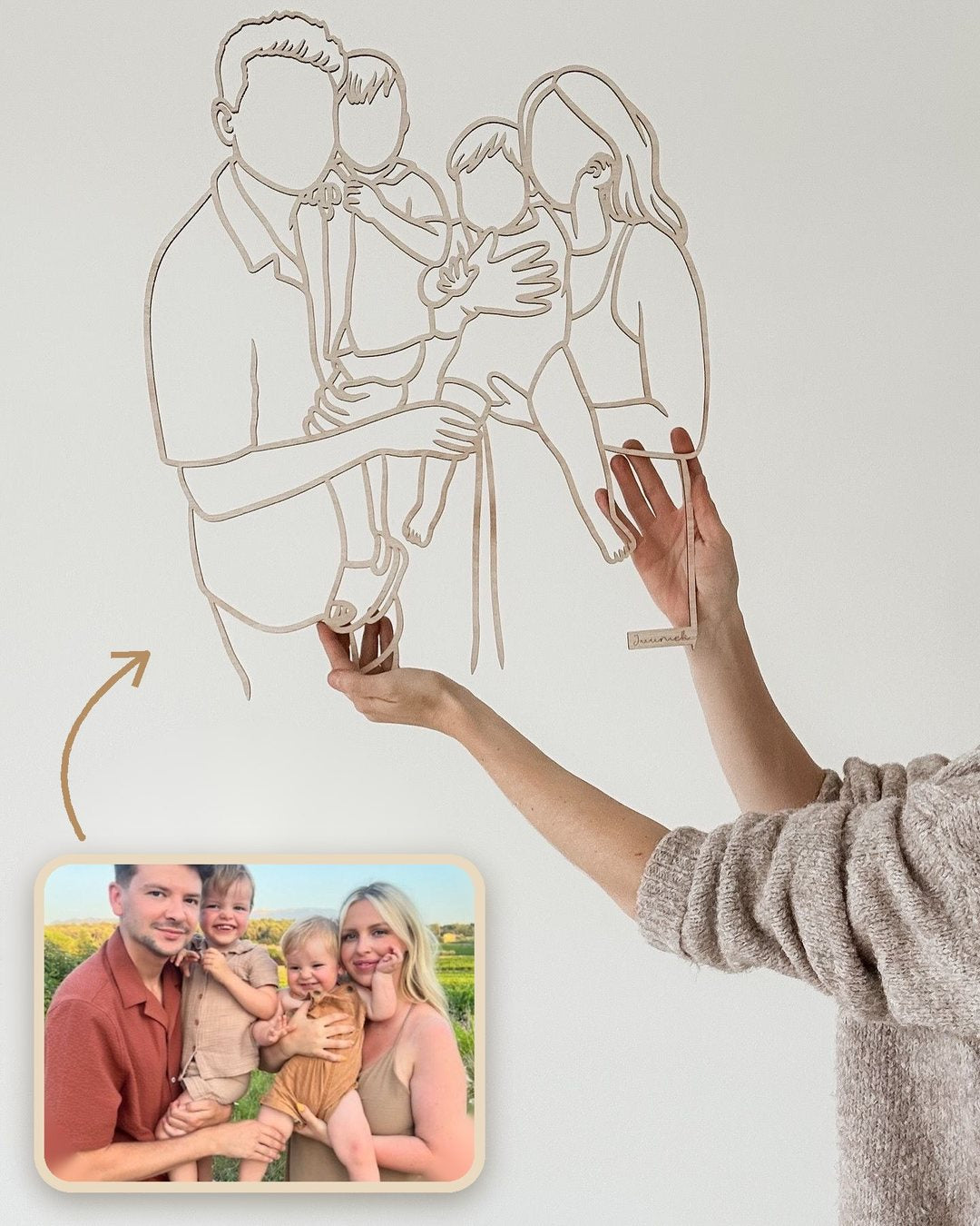 Houten lijnportret van een jong gezin, naast de originele vakantiefoto