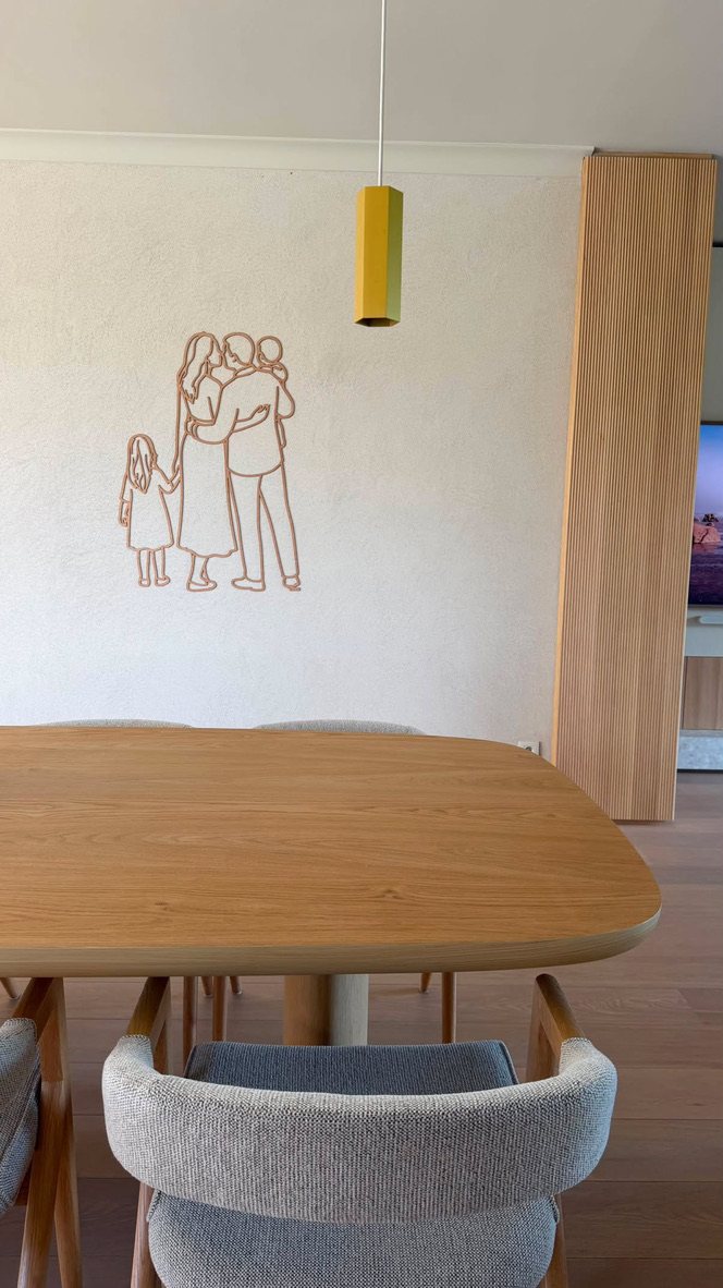 Houten lijnportret van een gezin boven de eettafel